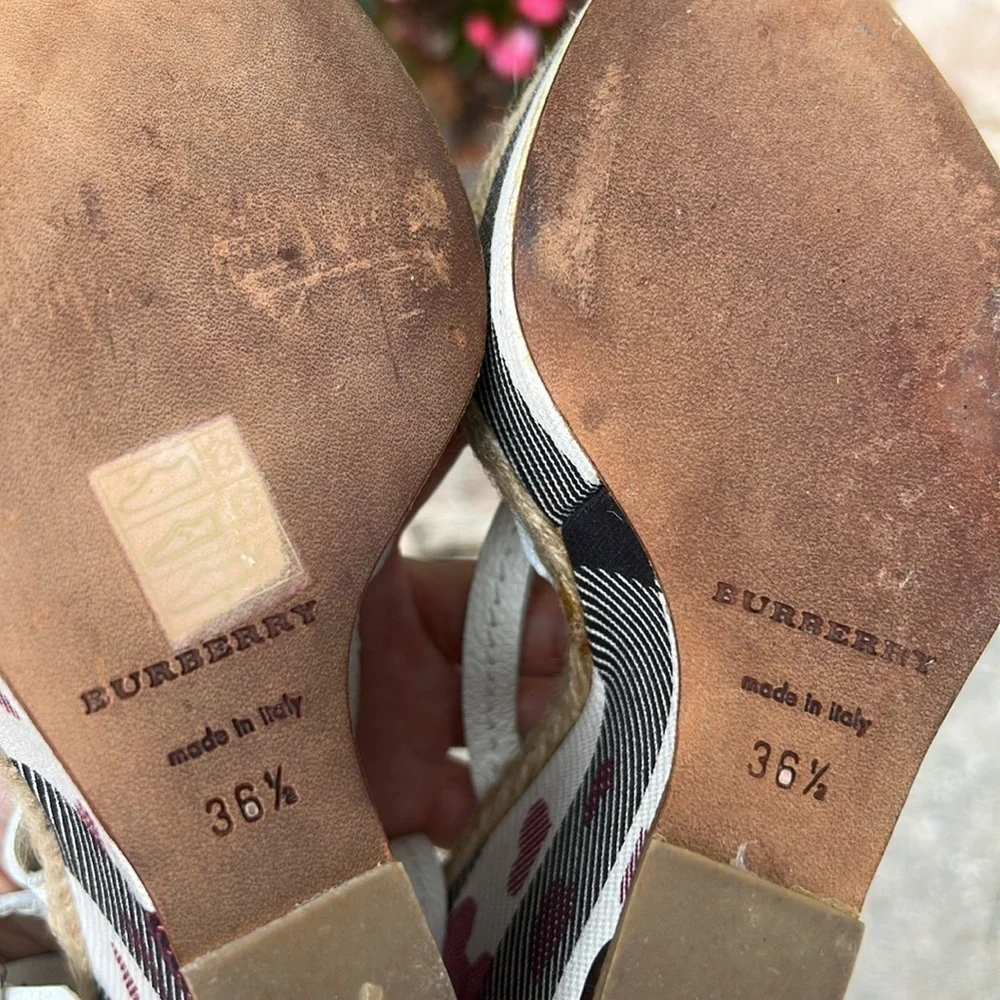 Burberry Nova Check Heart Wedges COA
